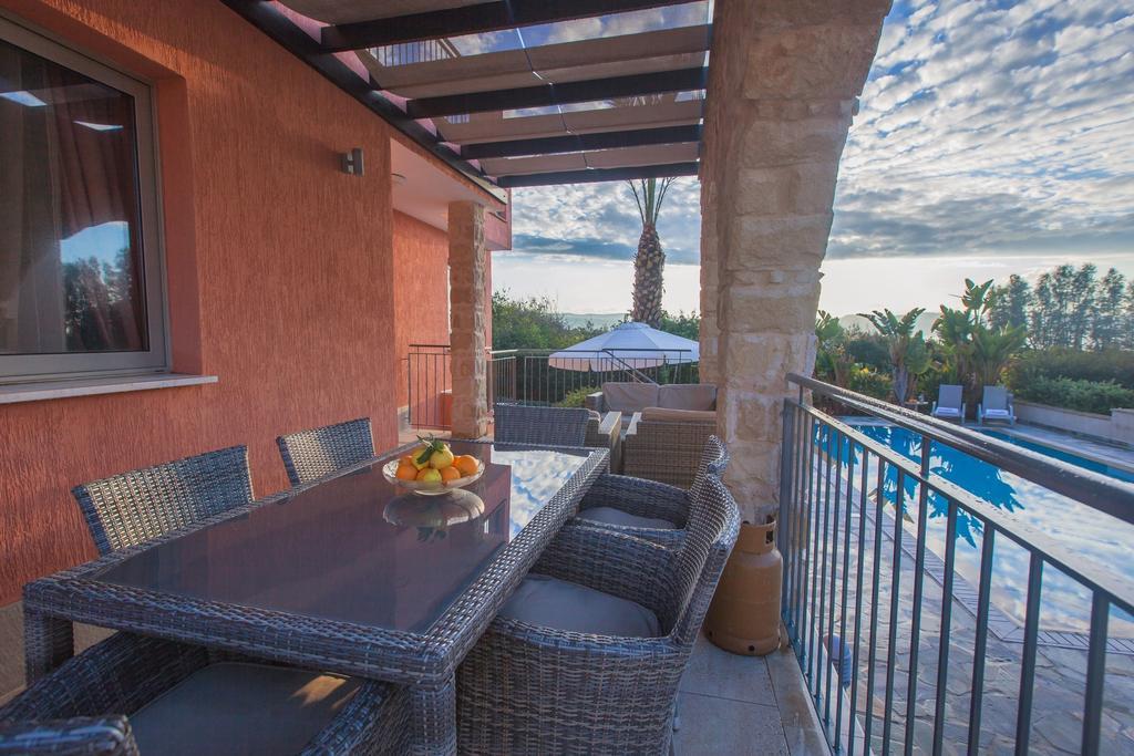 Villa Saraliana Sandy Beach Villas - Heated Pool - Jacuzzi - Private Beach Area Polis Номер фото